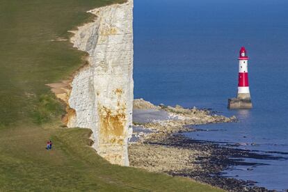 El Atlántico azul oscuro del sur de Inglaterra, unas praderas de intenso verde, un blanco acantilado calcáreo de 160 metros de altura… Un destino turístico de postal. Bienvenidos, pues, al cabo Beachy, pura belleza natural. Bueno, claro, luego está ese asunto del fantasma de un monje asesino… Pues cuenta la leyenda que por Beachy Head Chalk Cliff ronda un monje vestido de negro al que le gusta inducir a los visitantes a lanzarse a la muerte por el precipicio, aunque otros hablan de unas espectrales figuras flotando sobre el acantilado. ¿Qué sería Inglaterra sin una buena historia de fantasmas? <br></br> Más información: visitbritain.com