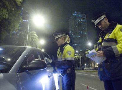 Agentes de la Guardia Urbana, en un control de tráfico en Barcelona.