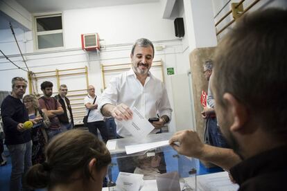 El candidat del PSC, Jaume Collboni, vota a l'escola Mireia de Barcelona.