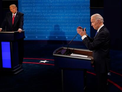 El entonces candidato presidencial demócrata, Joe Biden, a la derecha, debate con el entonces presidente, Donald Trump, en el segundo y último debate de las presidenciales de 2020, en Nashville, Tennessee.