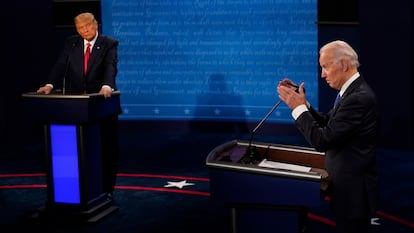Biden (derecha) debate con Trump, en 2020.