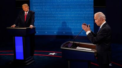 El entonces candidato presidencial demócrata, Joe Biden, a la derecha, debate con el entonces presidente, Donald Trump, en el segundo y último debate de las presidenciales de 2020, en Nashville, Tennessee.