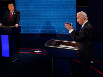 El entonces candidato presidencial demócrata, Joe Biden, a la derecha, debate con el entonces presidente, Donald Trump, en el segundo y último debate de las presidenciales de 2020, en Nashville, Tennessee.