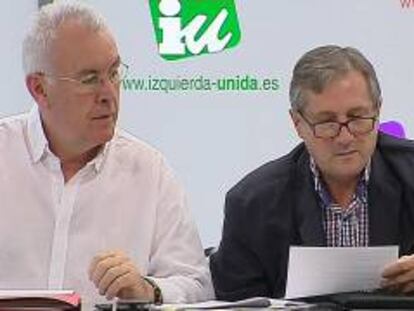 El coordinador federal de IU, Cayo Lara (i), junto al eurodiputado Willy Meyer (d). EFE/Archivo