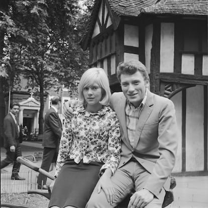 Sylvie Vartan y Johnny Hallyday en Soho Square, Londres, en 1965.