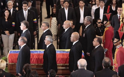 Presidentes y jefes de Gobierno asistentes al funeral de Hugo Chávez pasan junto al féretro del presidente venezolano.
