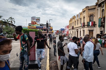 Migrantes haitianos exigen respuesta a la solicitud de asilo humanitario en la ciudad de Tapachula.