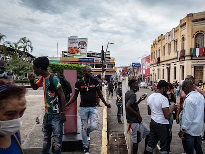 Migrantes haitianos exigen respuesta a la solicitud de asilo humanitario en la ciudad de Tapachula.