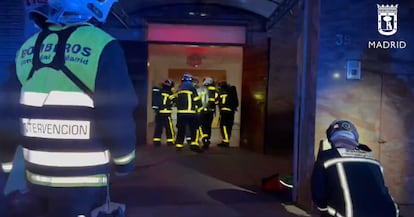 Varios bomberos, en el incendio de una asociación cultural de San Blas.
