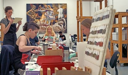 Una legión de artistas jóvenes trabaja en el taller de pintura de Jeff Koons, siguiendo fielmente sus dictados. Al fondo, el óleo sobre lienzo 'Antiquity (Ariadne Titian Venus and Adonis Satyr), Work in Progress'.