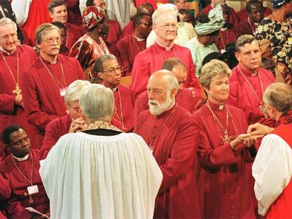 Obispos llegados de todo el mundo comulgan en la Catedral de Canterbury (Inglaterra).