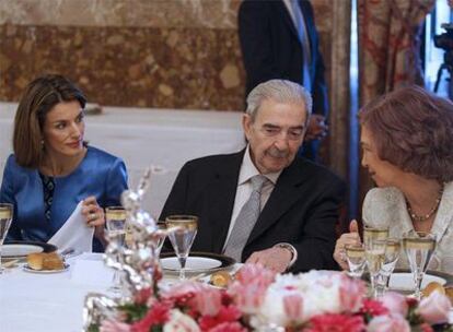 La Reina conversa con Gelman en presencia de doña Letizia.