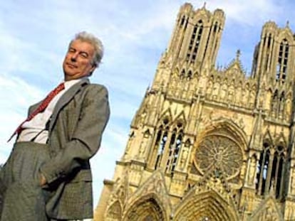 Ken Follett, ante la catedral de Reims.