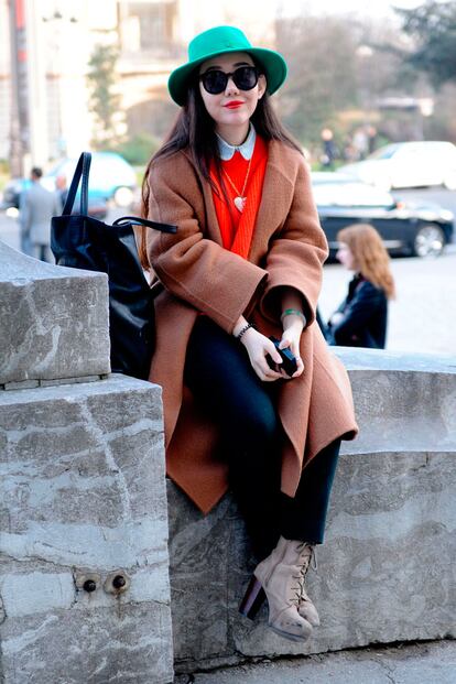 street style aprende a llevar los sombreros como las parisinas