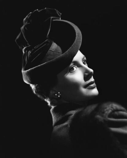 Precioso retrato de la actriz, caracterizada para su papel en 'Edward, mi hijo' (1949), dirigida por George Cukor. Este papel le valió una nominación al Oscar a la mejor actriz.