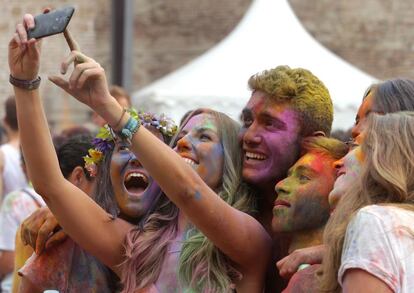 Un grupo de jóvenes se hace una foto de recuerdo de la colorida fiesta.