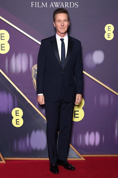 Edward Norton no quiso faltar a la fiesta, ni tampoco saltarse el 'dress code'.