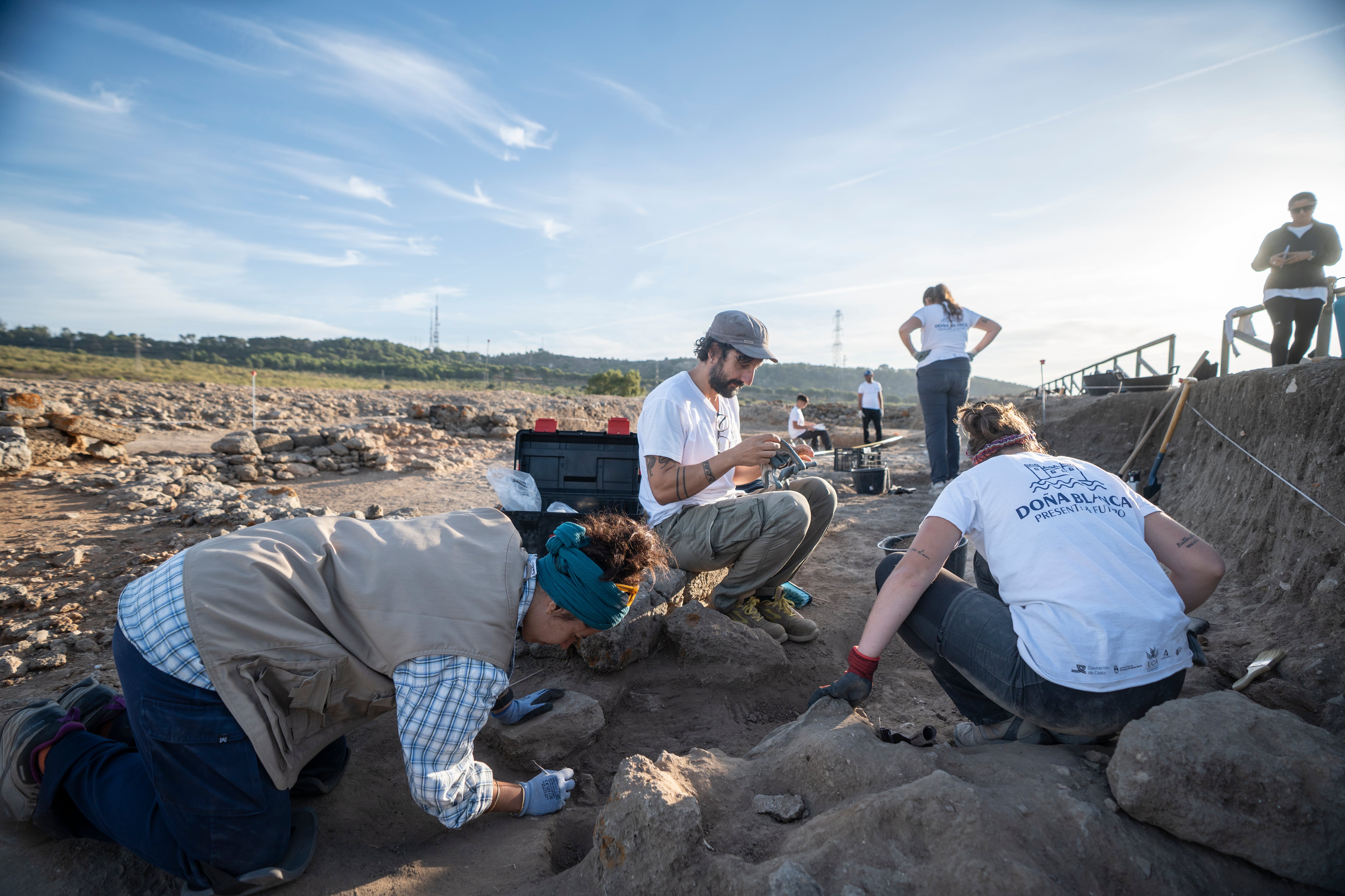 Un grupo de arqueólogos trabajando en el yacimiento arqueológico de Doña Blanca, en El Puerto de Santa María.