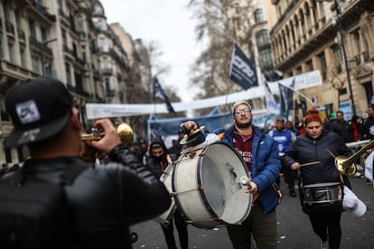 Manifestante de la CGT marchan por el centro de Buenos Aires