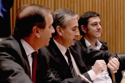 José Antonio Alonso, Ramón Jáuregui y Eduardo Madina, en el Congreso de los Diputados.