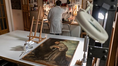 El san Francisco de Asís de Alonso Cano, el martes en el taller donde está siendo restaurado.