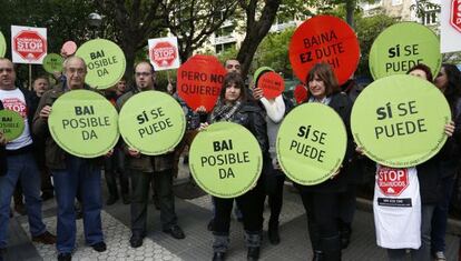 Escrache en San Sebastián ante el despacho de abogados del diputado del PP José Eugenio Azpiroz.