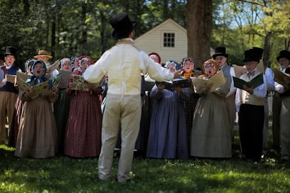 Los miembros del coro durante una ceremonia en Old Sturbridge, Massachusetts.