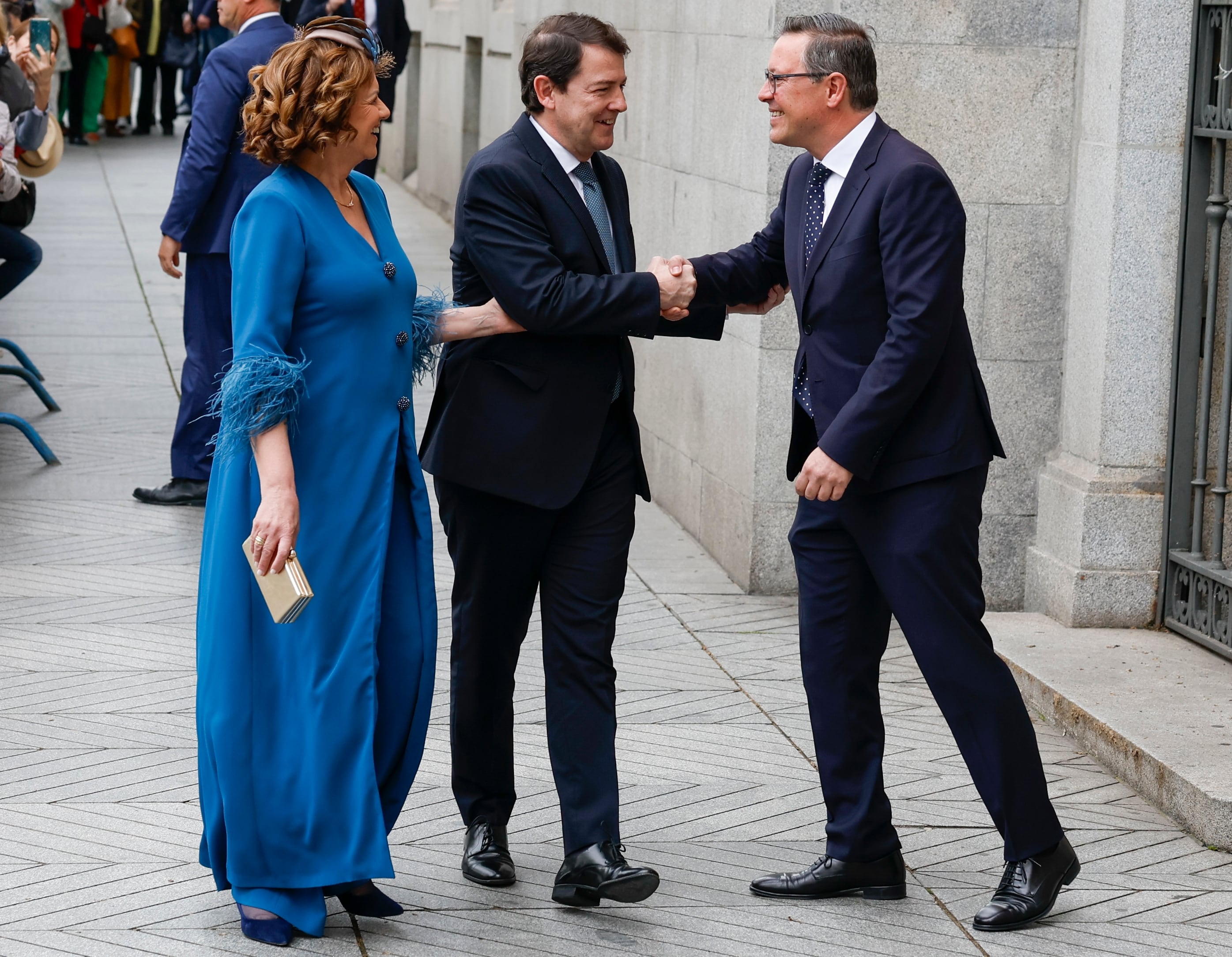 El secretario general del PP de Madrid, Alfonso Serrano (derecha), saluda al presidente de Castilla y León, Alfonso Fernández Mañueco, y a su esposa, Fina Martín Lozano.