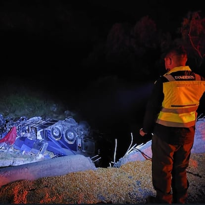 El accidente provocó la caída de del vehículo de pasajeros por un barranco.