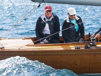 El rey Juan Carlos, en un entrenamiento de la flota 6mR hace dos años en Sanxenxo.