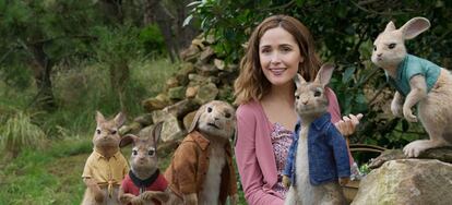 Elizabeth Debicki como Mopsy, junto a los personajes Flopsy, Benjamin, Bea, Peter Rabbit y Cottontail, en una escena de la cinta de animación 'Peter Rabbit'.