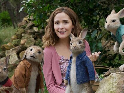 Elizabeth Debicki como Mopsy, junto a los personajes Flopsy, Benjamin, Bea, Peter Rabbit y Cottontail, en una escena de la cinta de animaci&oacute;n &#039;Peter Rabbit&#039;.