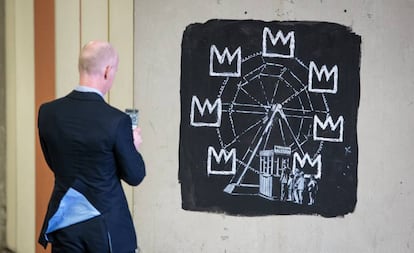 Una de las obras de Banksy ante la exposición de Basquiat en Londres.