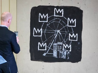 Una de las obras de Banksy ante la exposici&oacute;n de Basquiat en Londres. 