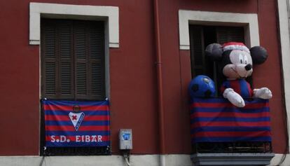 Un Mickey Mouse de azulgrana se asoma en un balcón de Eibar.