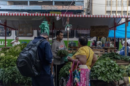 Brasileños comprando verduras en el mercado Madureira, en Rio de Janeiro, en 2022.