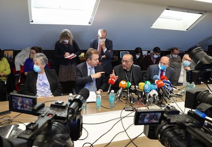El Presidente de la Conferencia Episcopal Española, el Cardenal Juan José Omella, junto a Javier Cremades, durante la rueda de prensa de marzo de 2022 para presentar la auditoría encargada por la Iglesia española sobre los abusos sexuales a menores.