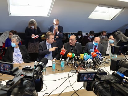 El Presidente de la Conferencia Episcopal Española, el Cardenal Juan José Omella, junto a Javier Cremades, durante la rueda de prensa de marzo de 2022 para presentar la auditoría encargada por la Iglesia española sobre los abusos sexuales a menores.