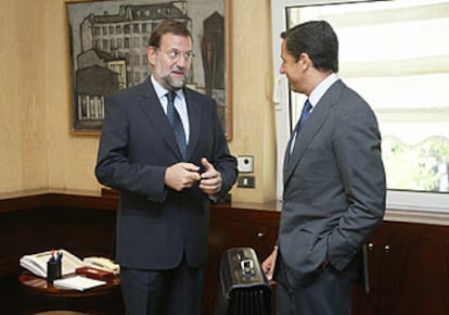 Mariano Rajoy y  Eduardo Zaplana, ayer, en La Moncloa.