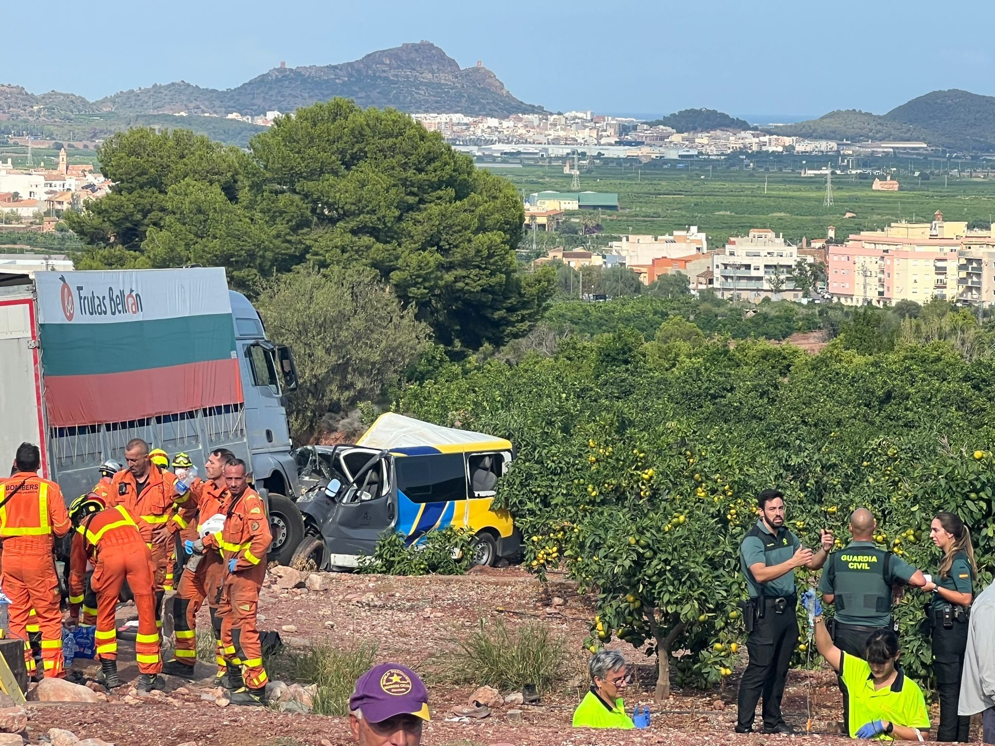 Un camión arrolla y mata a tres temporeros en un campo de naranjas en Valencia