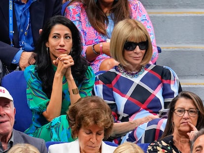 Huma Abedin y Anna Wintour disfrutando de un partido de tenis del US Open de 2022.
