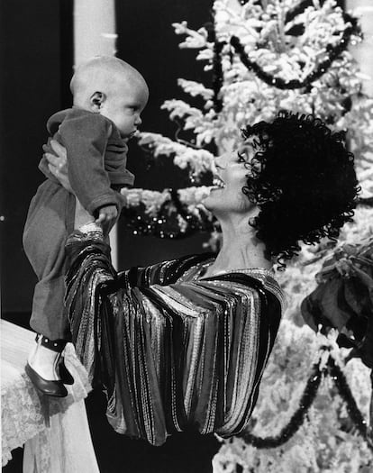 Cher con Elijah Allman en 'The Sonny and Cher Show' en 1976.