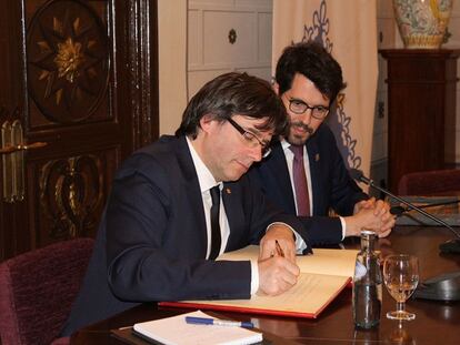 El president de la Generalitat, Carles Puigdemont, durant una visita institucional recent a la Seu, al costat de l'alcalde de la ciutat, Albert Batalla.