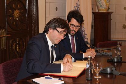 El president de la Generalitat, Carles Puigdemont, durant una visita institucional recent a la Seu, al costat de l'alcalde de la ciutat, Albert Batalla.