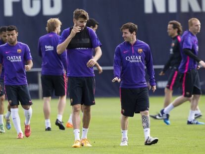 Piqué charla con Messi en un entrenamiento.