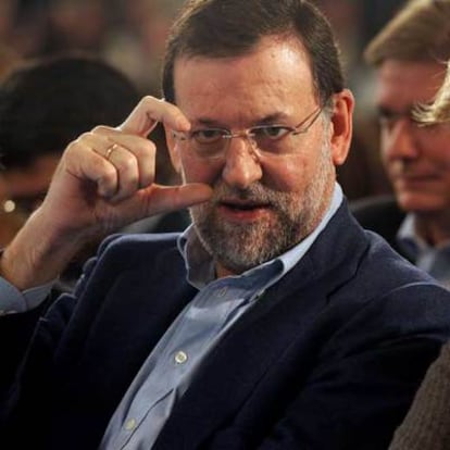 Rajoy hace el gesto de la Plataforma de Apoyo a Zapatero.