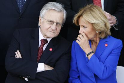 Elena Salgado conversa con el gobernardor del BCE,  Jean-Claude Trichet, durante la cumbre europea en Polonia