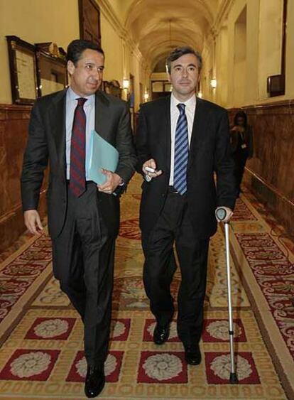 Eduardo Zaplana y Ángel Acebes, en un pasillo del Congreso.