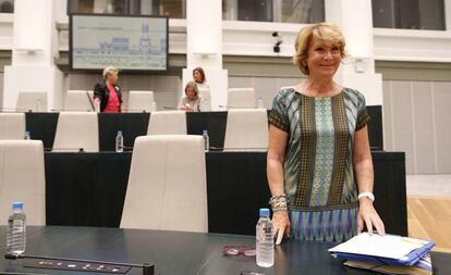 Esperanza Aguirre antes de comenzar el debate del estado de la ciudad.