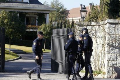 Varios agentes de la Policía Nacional custodian la entrada del domicilio madrileño de la familia Ruíz-Mateos.